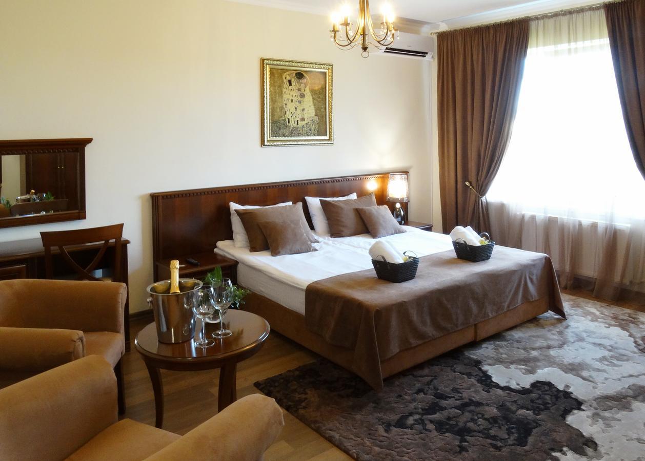Henry Ford Mini Hotel Odesa Exterior photo